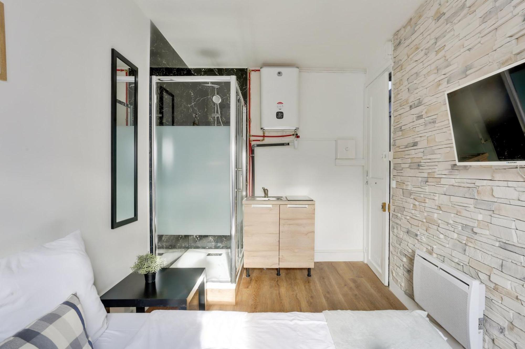 Delightful Studio With Eiffet Tower View Close To Champs Elysee Avenue & Alma Bridge *