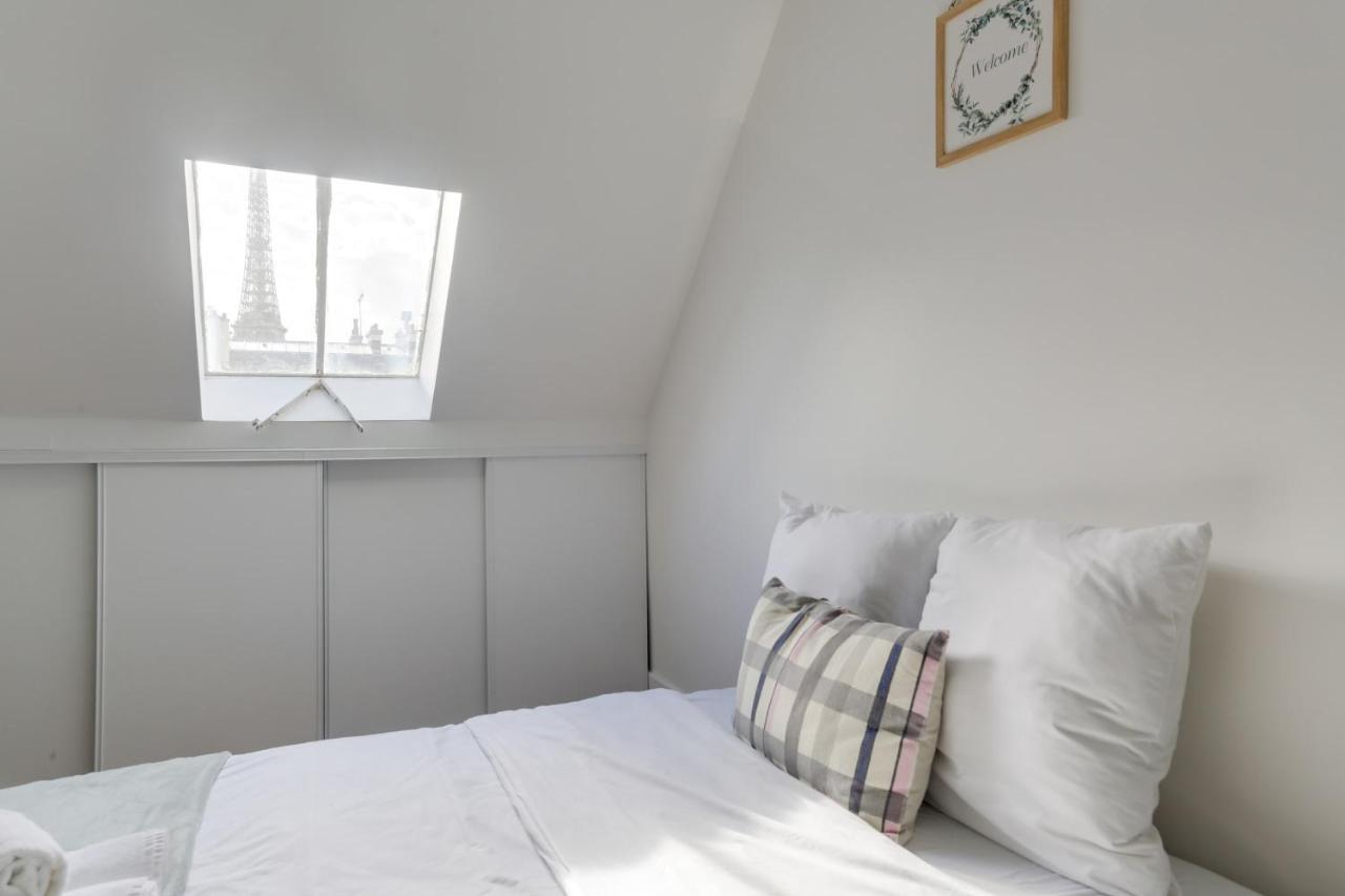 Delightful Studio With Eiffet Tower View Close To Champs Elysee Avenue & Alma Bridge Apartment