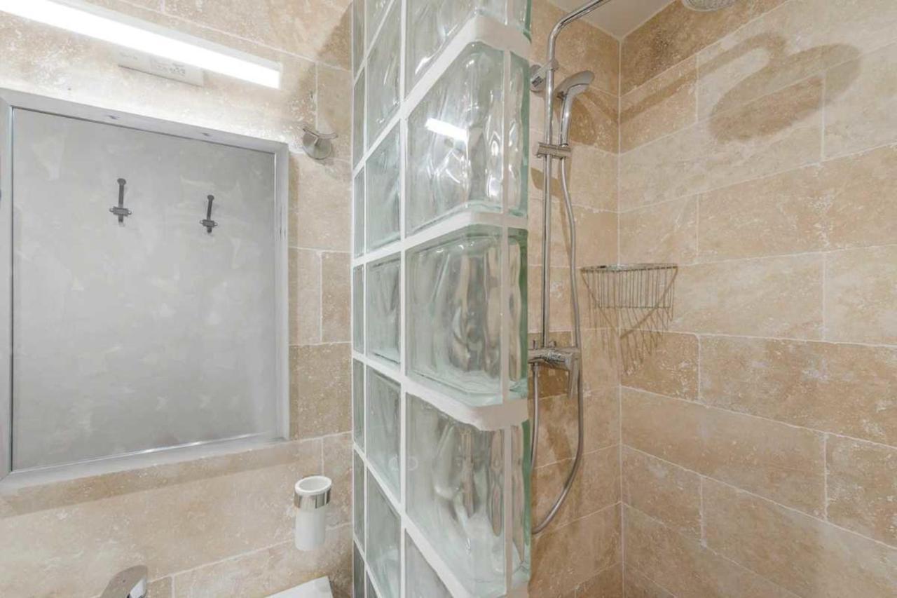 Saint Germain Des Pres, 8 Pax Paris