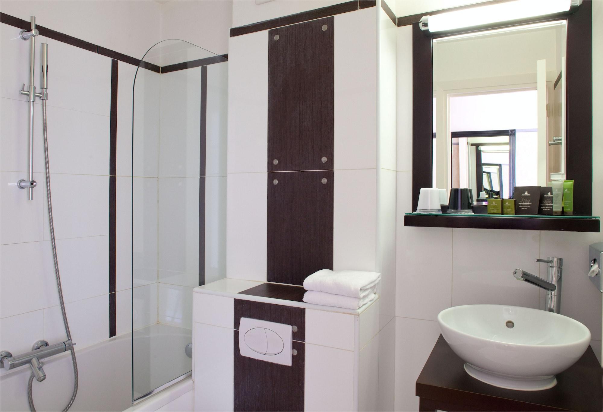 Hotel Eiffel Seine 3*