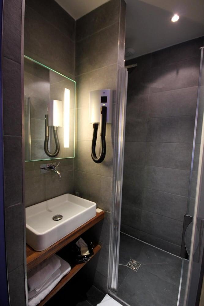 Lumières Montmartre Hotel 3*