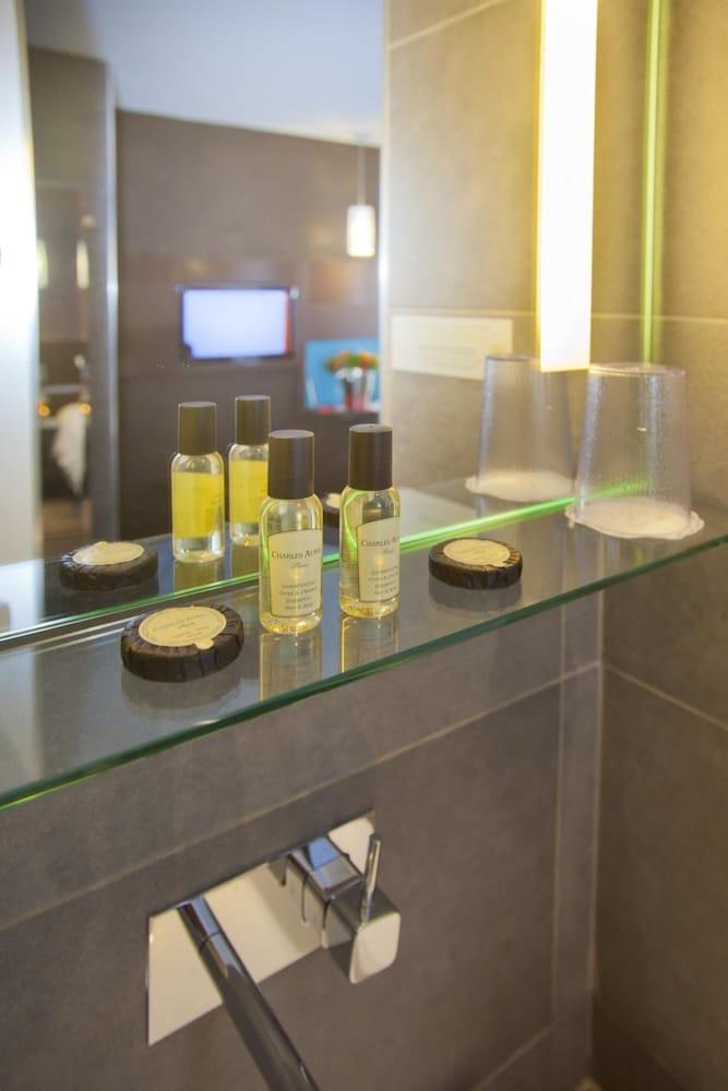 Lumières Montmartre Hotel 3*