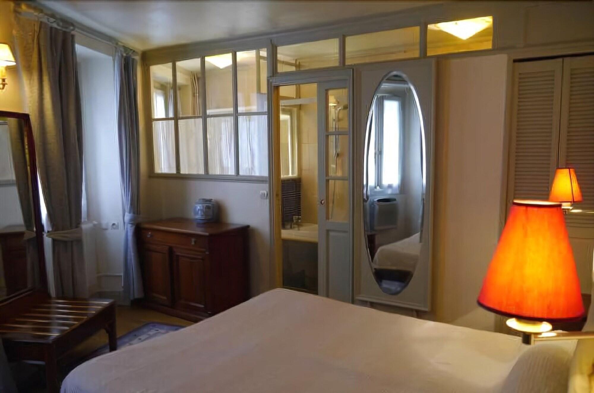 Hotel Les Degres De Notre Dame 3*