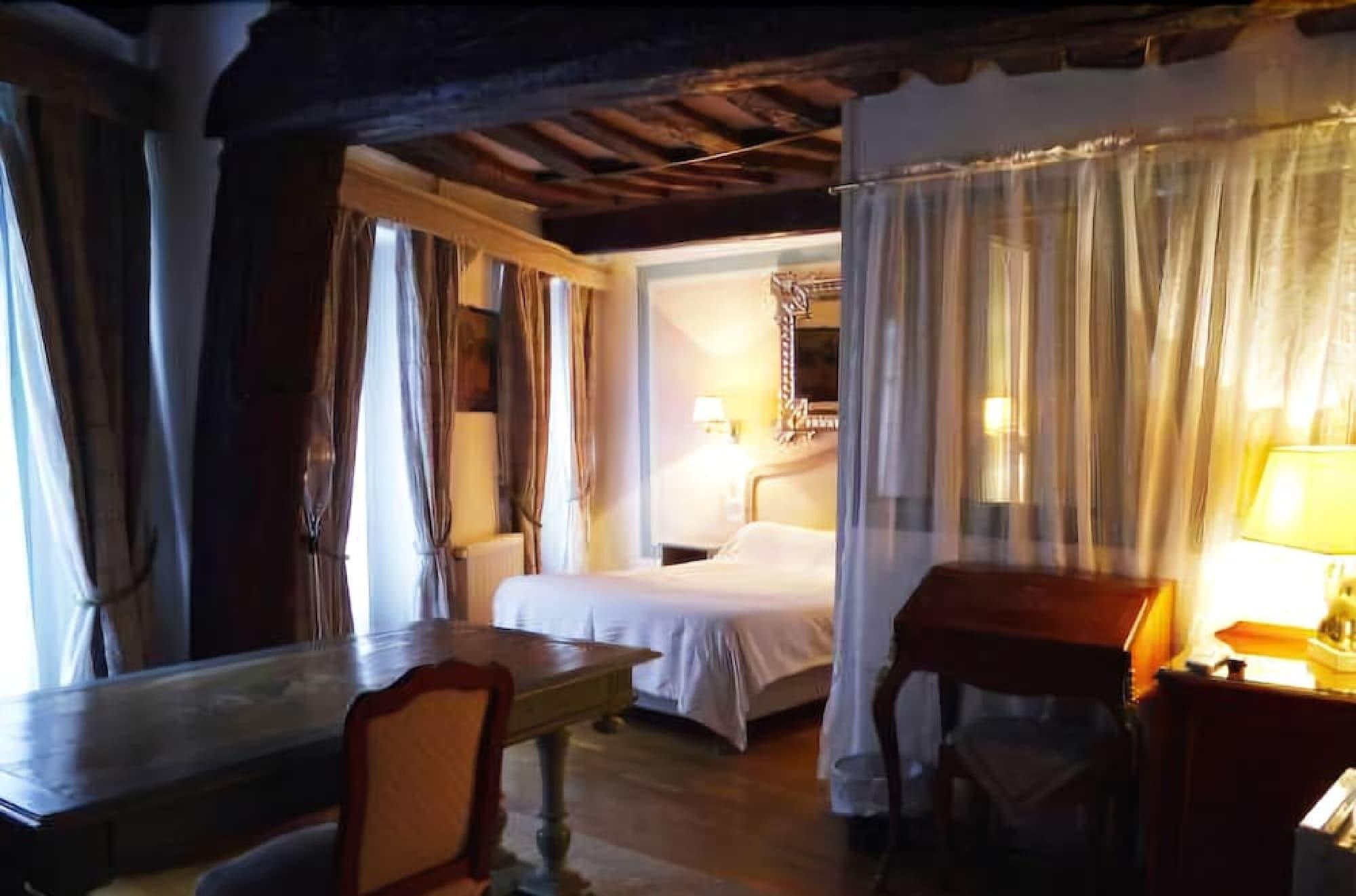 Hotel Les Degres De Notre Dame 3*