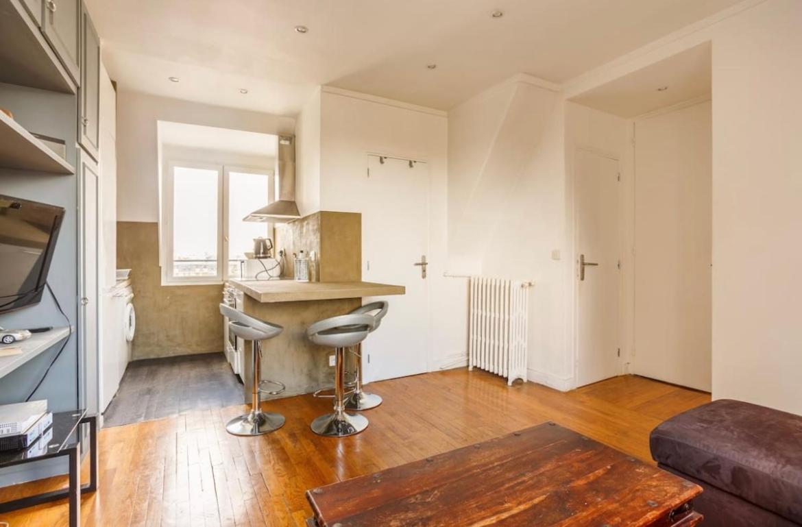 Apartment Beautiful With A View Of Eiffel Tower In Center Paris