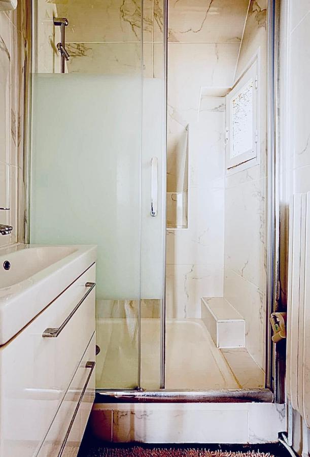Beautiful With A View Of Eiffel Tower In Center Apartment *