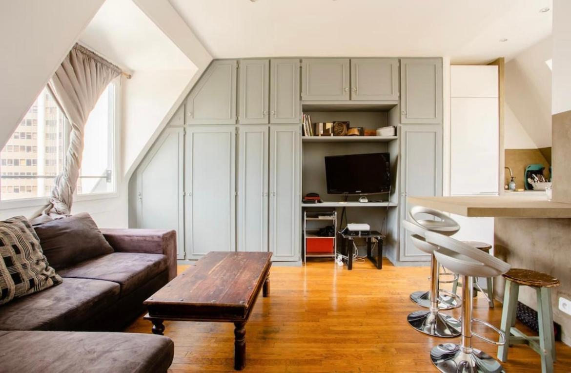 Apartment Beautiful With A View Of Eiffel Tower In Center Paris
