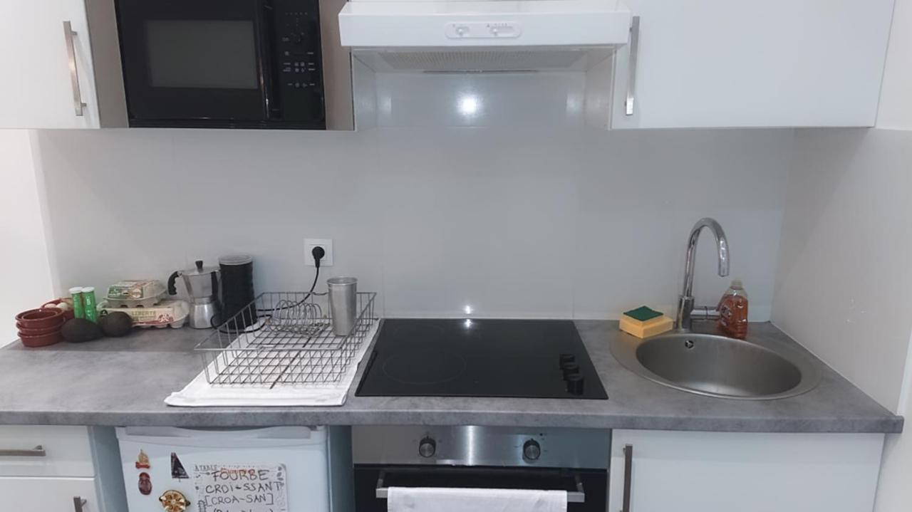 * Moulin Rouge Getaway * 1br + Desk + Gym Weights Appartement *