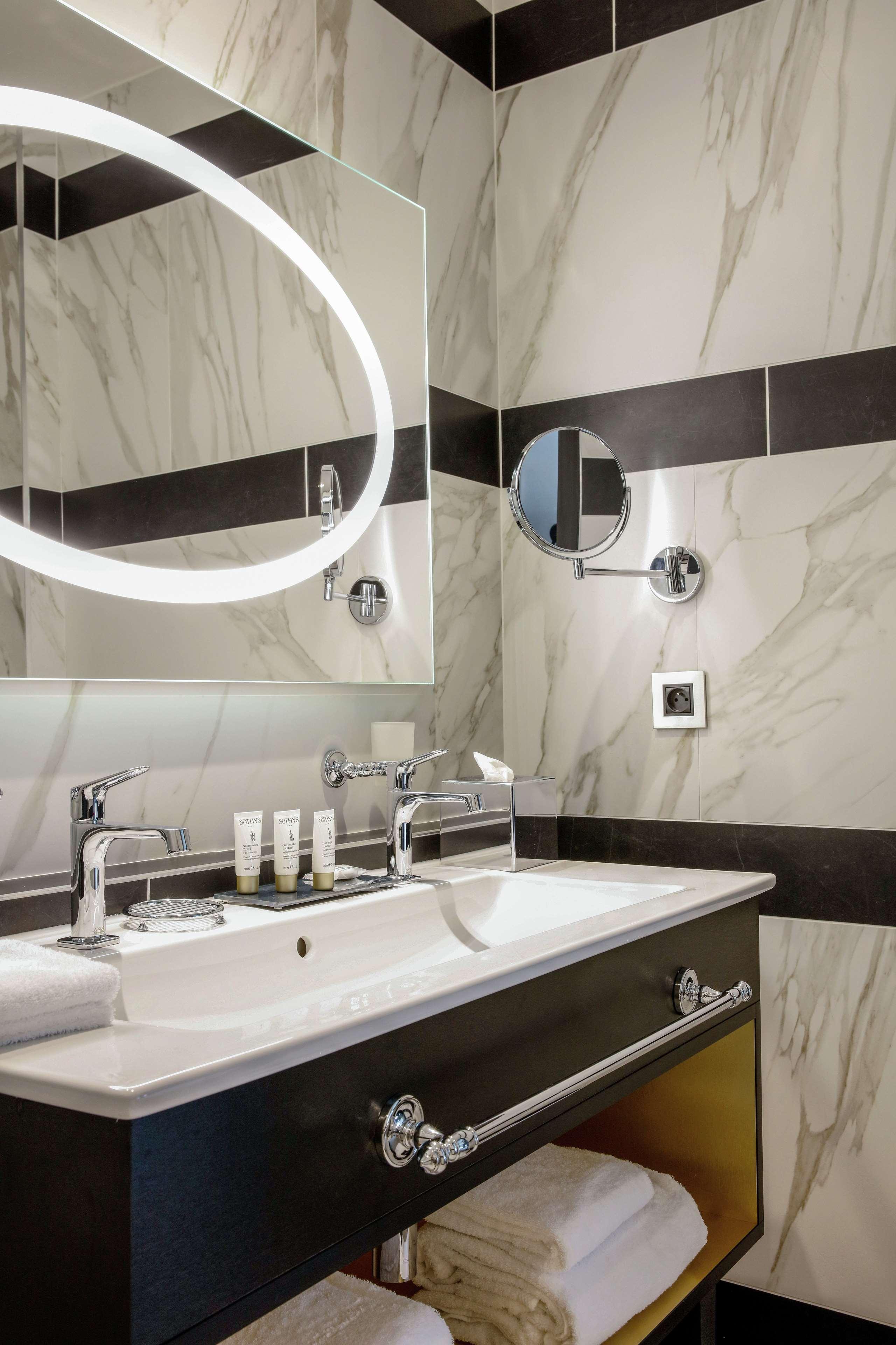 Niepce Paris, Curio Collection By Hilton Hotel Paris