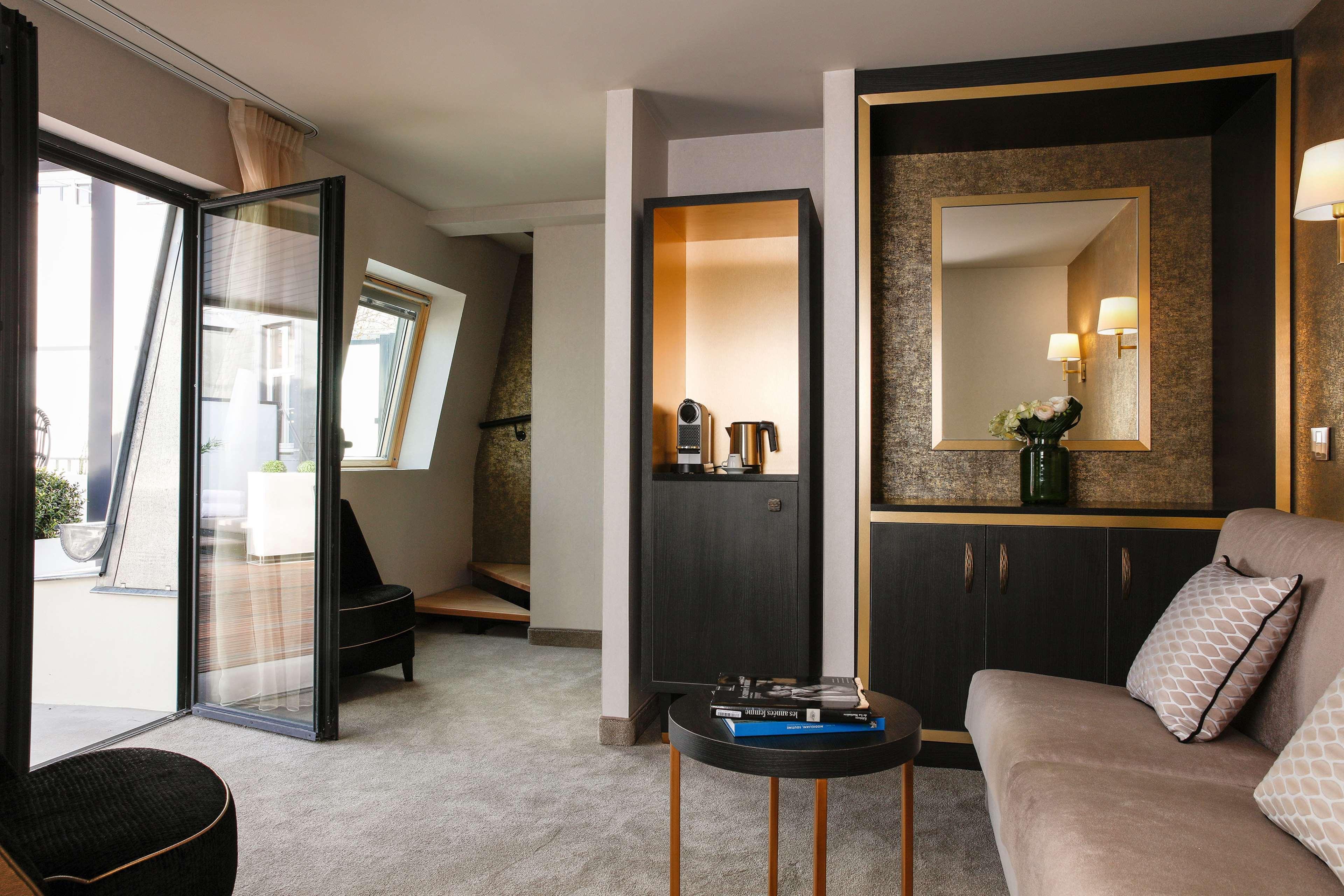 Niepce Paris, Curio Collection By Hilton Paris