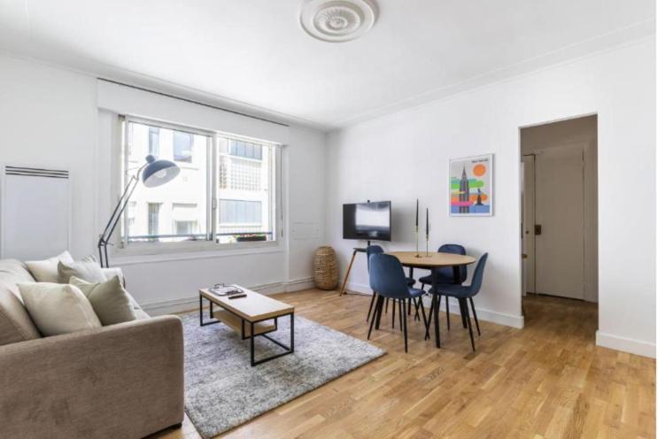 Appartement 26 Montaigne/place De L’alma : Beautiful 4p *