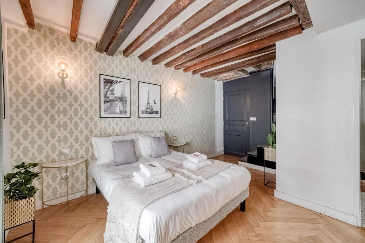 Ultra Historical Parisian Flat - Louvre Apartment Paris