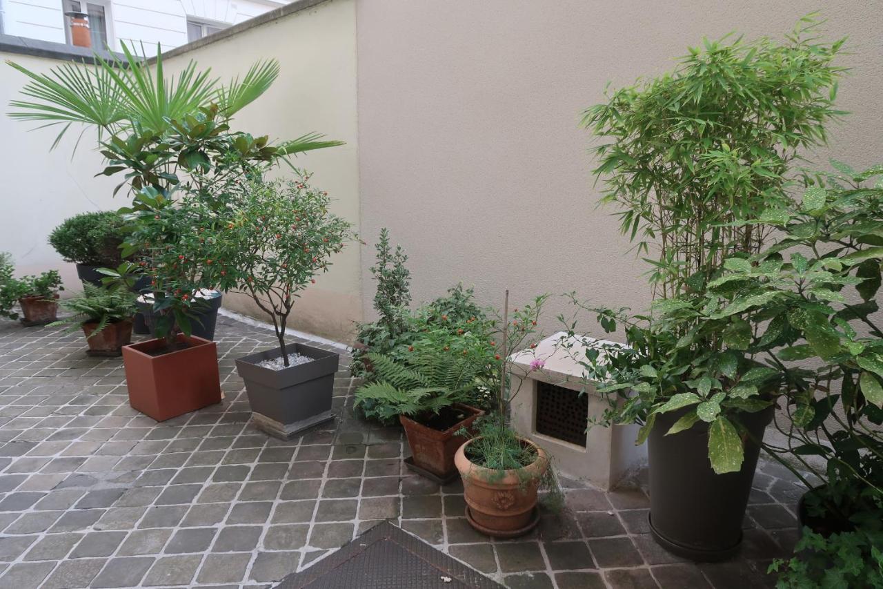 Parisian Cozy Studio: Batignolles Charm Near Landmarks *