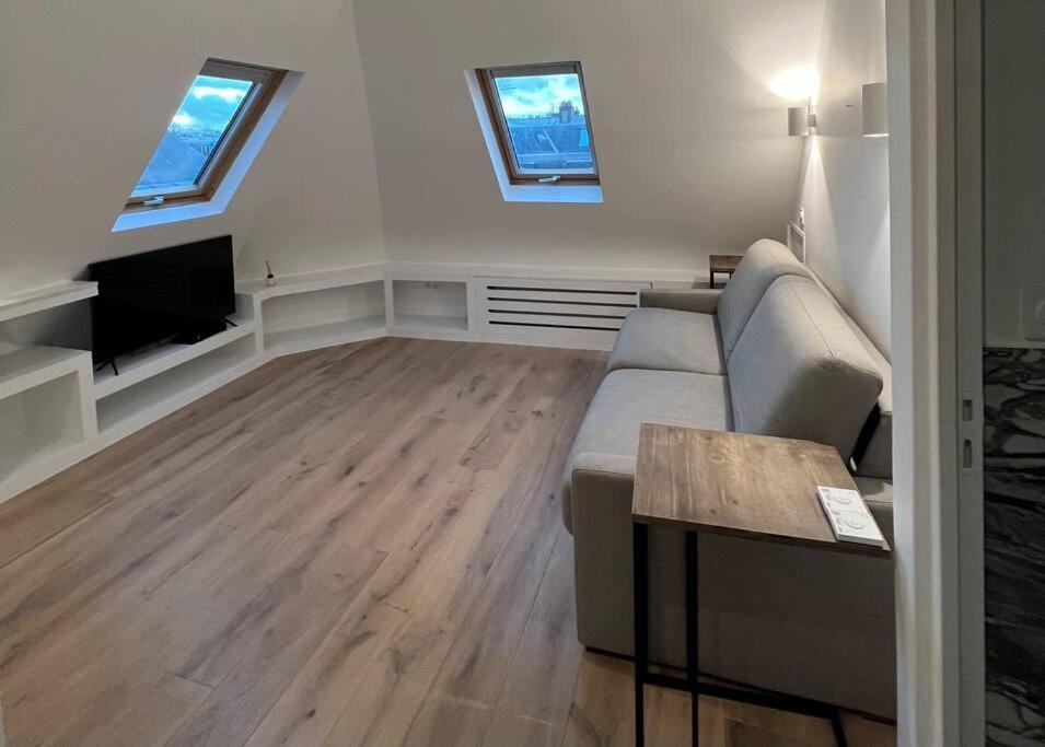 : Studio Avenue Montaigne, Champs-elysees Apartment *