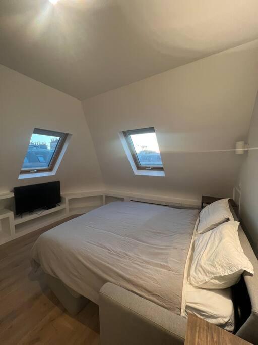 : Studio Avenue Montaigne, Champs-elysees Apartment *