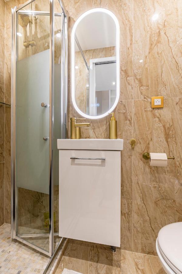 Le Des Champs Elysees Apartment