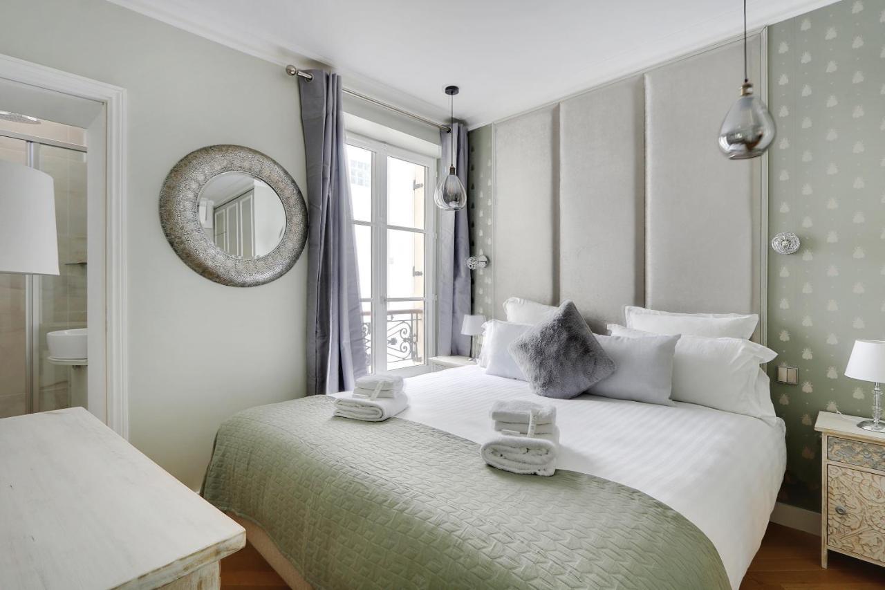 Pick A Flat's In Montmartre - Rue Lepic