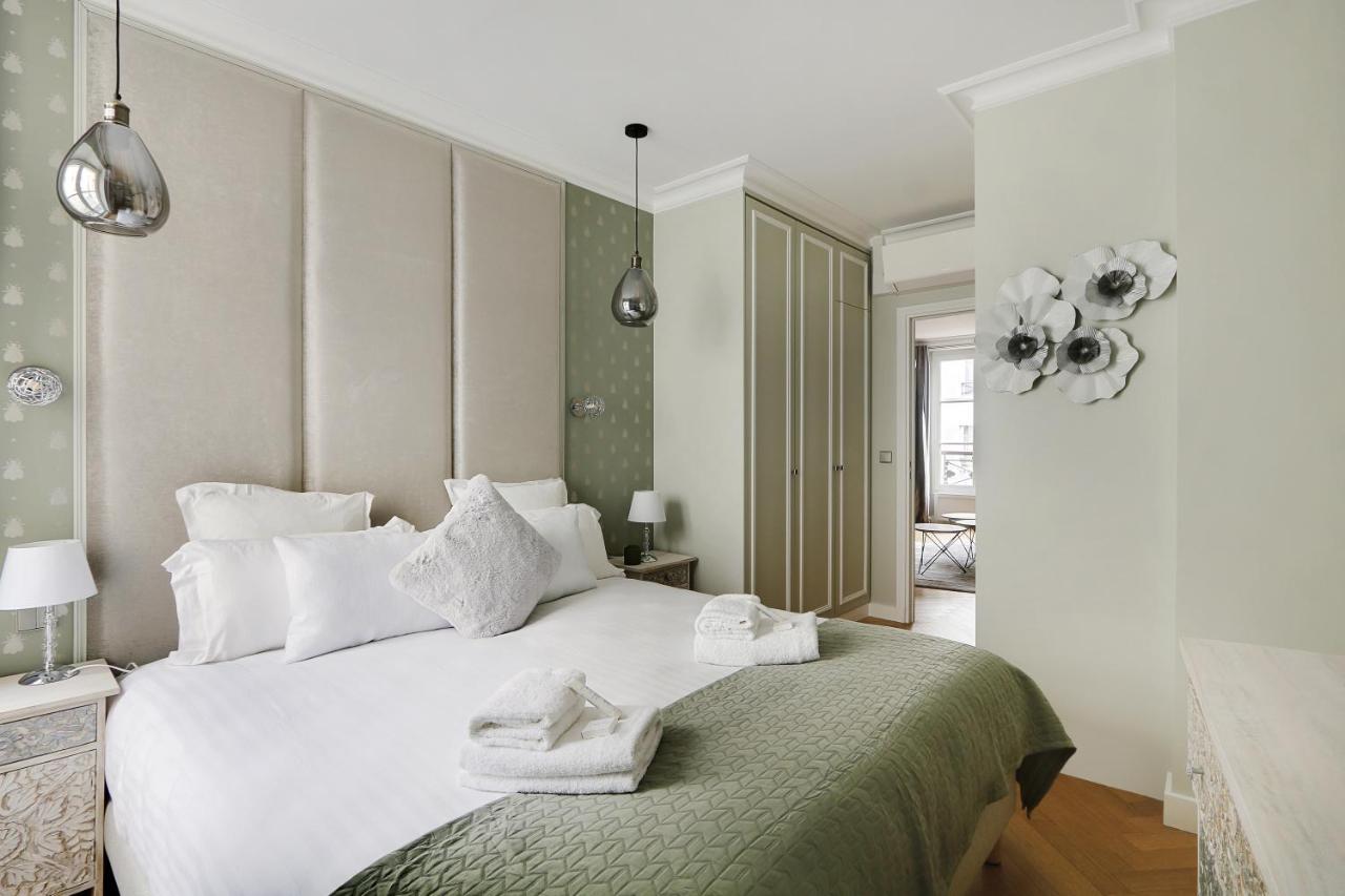 Pick A Flat's In Montmartre - Rue Lepic Paris