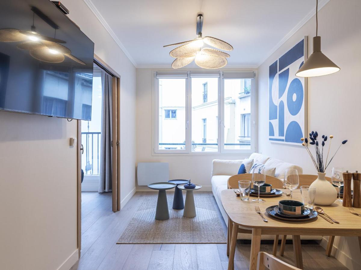 The Blue On Champs Elysees Avenue Apartment