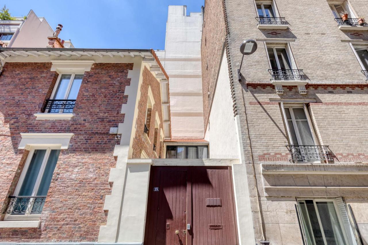 Les De Montmartre - Secret Courtyard