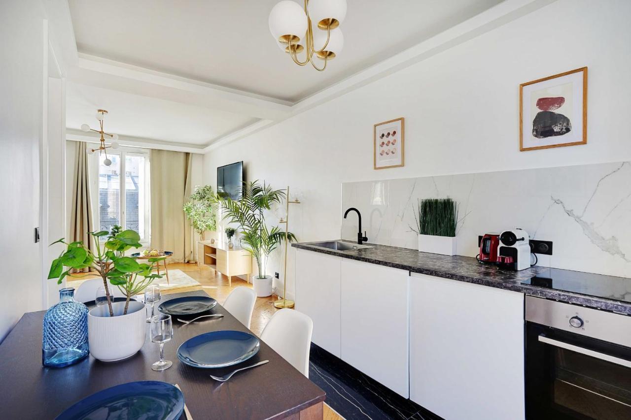 Chic And Cozy In The Heart Of Apartment