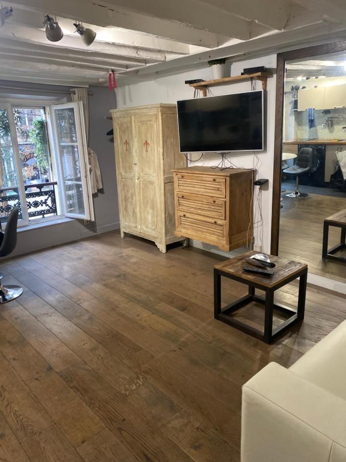 Studio Canal Saint Martin Apartment