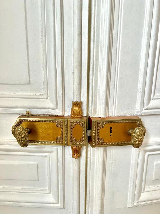 Bassano Apartment Paris