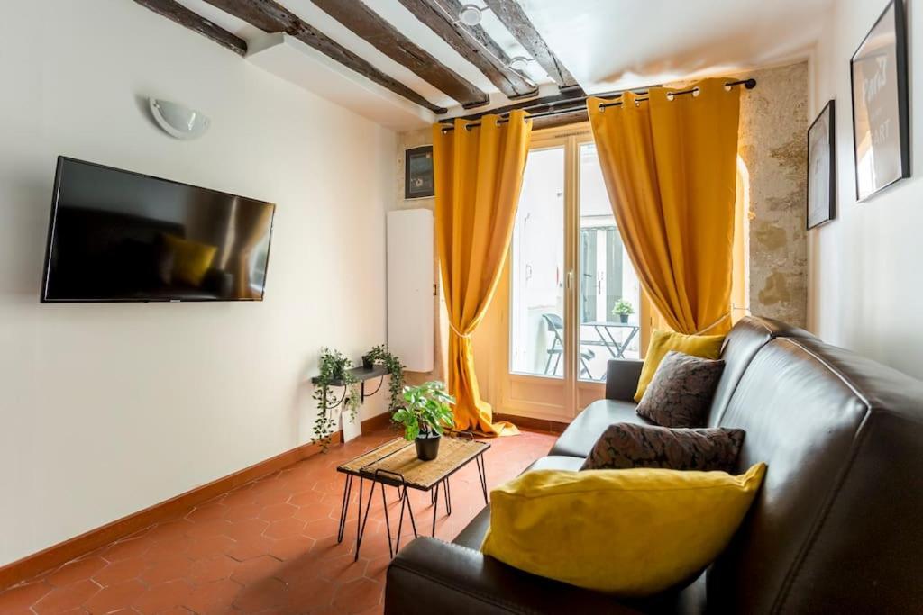 Sweety In Center Of Apartment