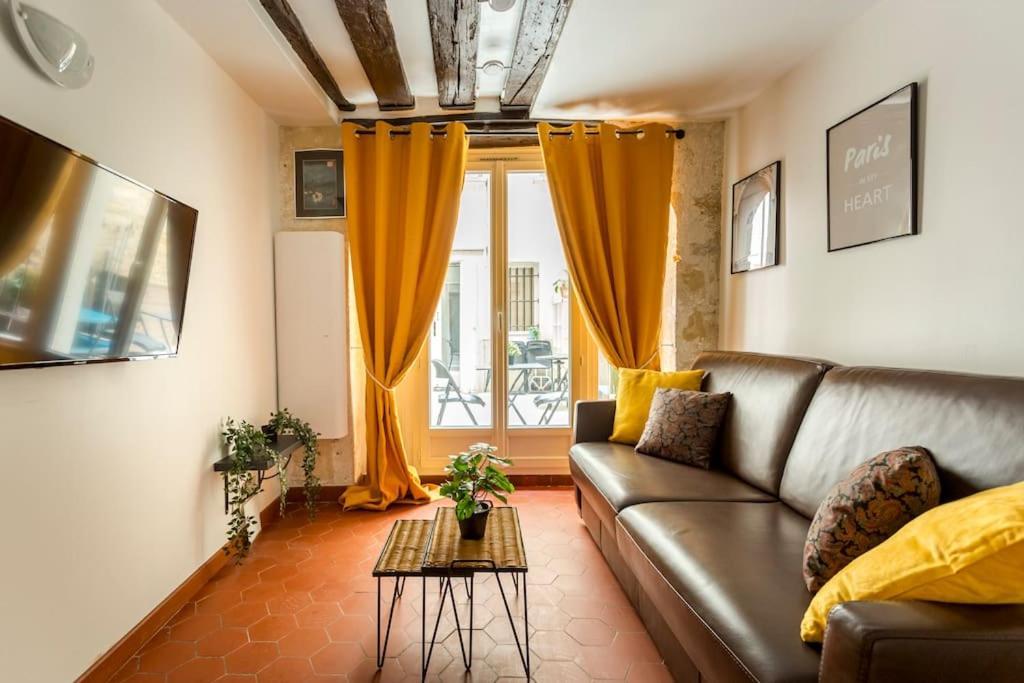 Sweety In Center Of Apartment