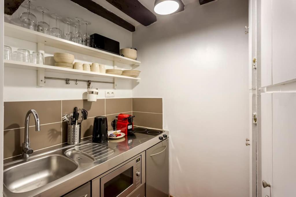 Sweety In Center Of Apartment *