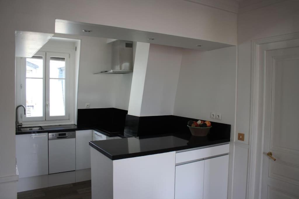 Eiffel Tower View - Republique 4 People 2 Bedrooms Apartment Paris