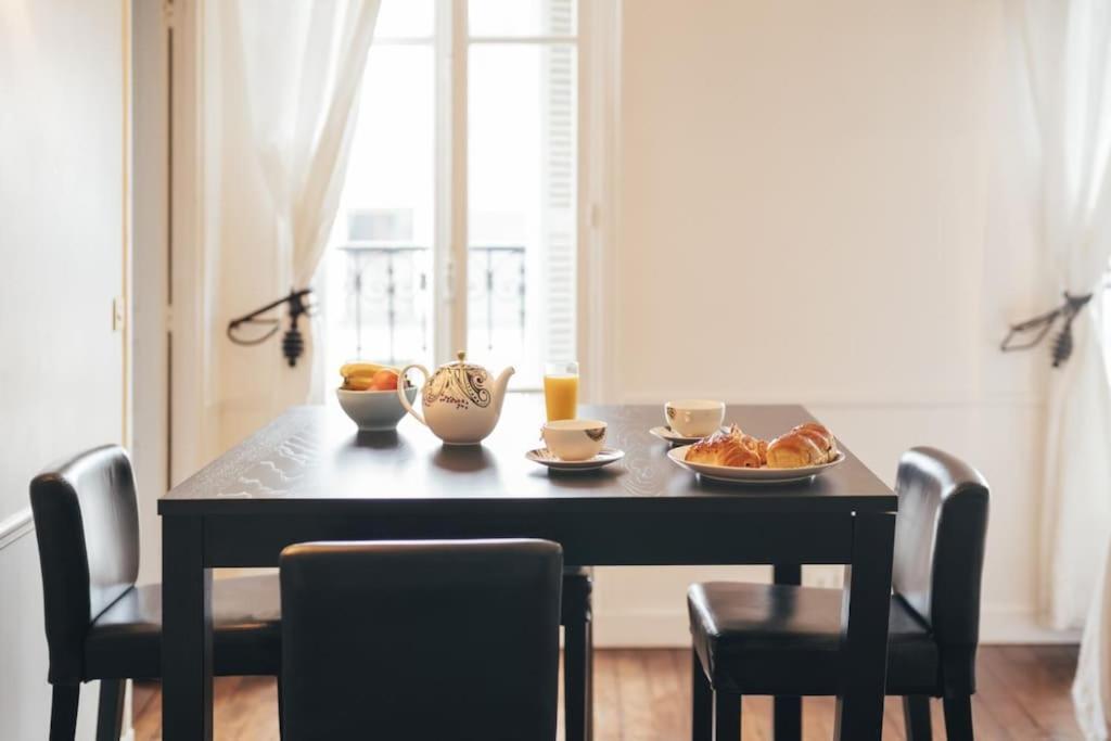 Apartment Eiffel Tower View - Republique 4 People 2 Bedrooms