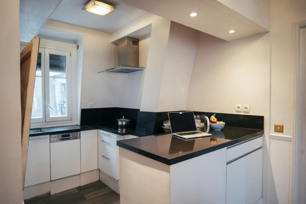 Eiffel Tower View - Republique 4 People 2 Bedrooms Apartment Paris