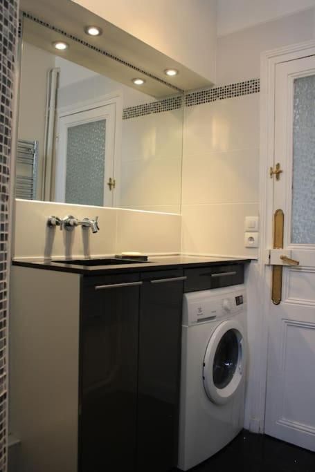 Eiffel Tower View - Republique 4 People 2 Bedrooms Apartment *