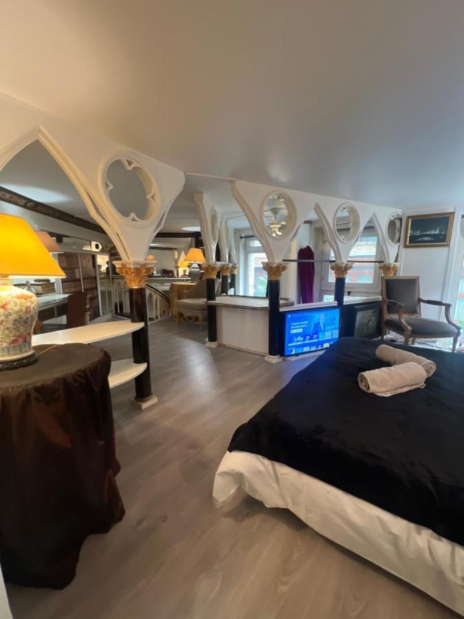 Av Montaigne Champs Elysee * Paris