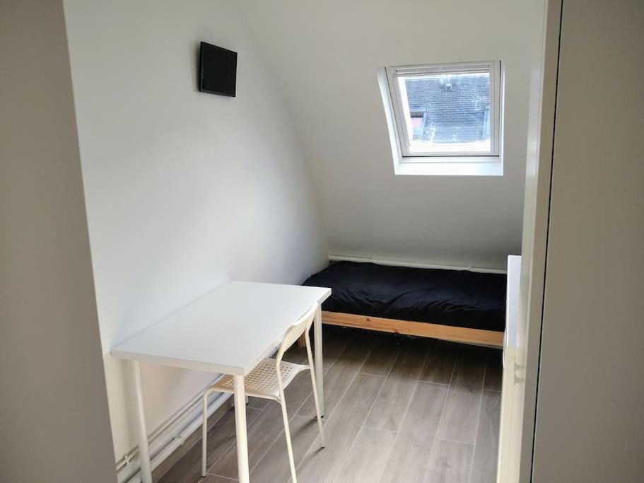 Mini Studio Au Pied De La Tour Eiffel - Completely Refurbished Speed Wifi, Check In 24h, Bed King Size 140x190, No Lift 6th Floor, Shared Toilets Apartment