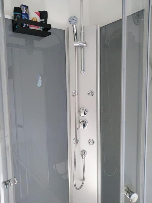 Mini Studio Au Pied De La Tour Eiffel - Completely Refurbished Speed Wifi, Check In 24h, Bed King Size 140x190, No Lift 6th Floor, Shared Toilets Apartment *