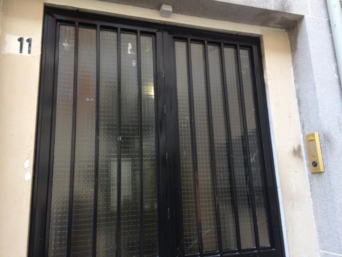 Apartment Pigalle Montmartre De 25 M2 - 2 Minutes De La Station Metro Pigalle - 2 Lits Simples Type Gigogne Pour 2 Personnes - Quartier Hypertouristique - Cabaret Moulin Rouge A 200 M, Cafe Aux Noctambules ,cabaret Chez Michou-restaurants-saunas Paris