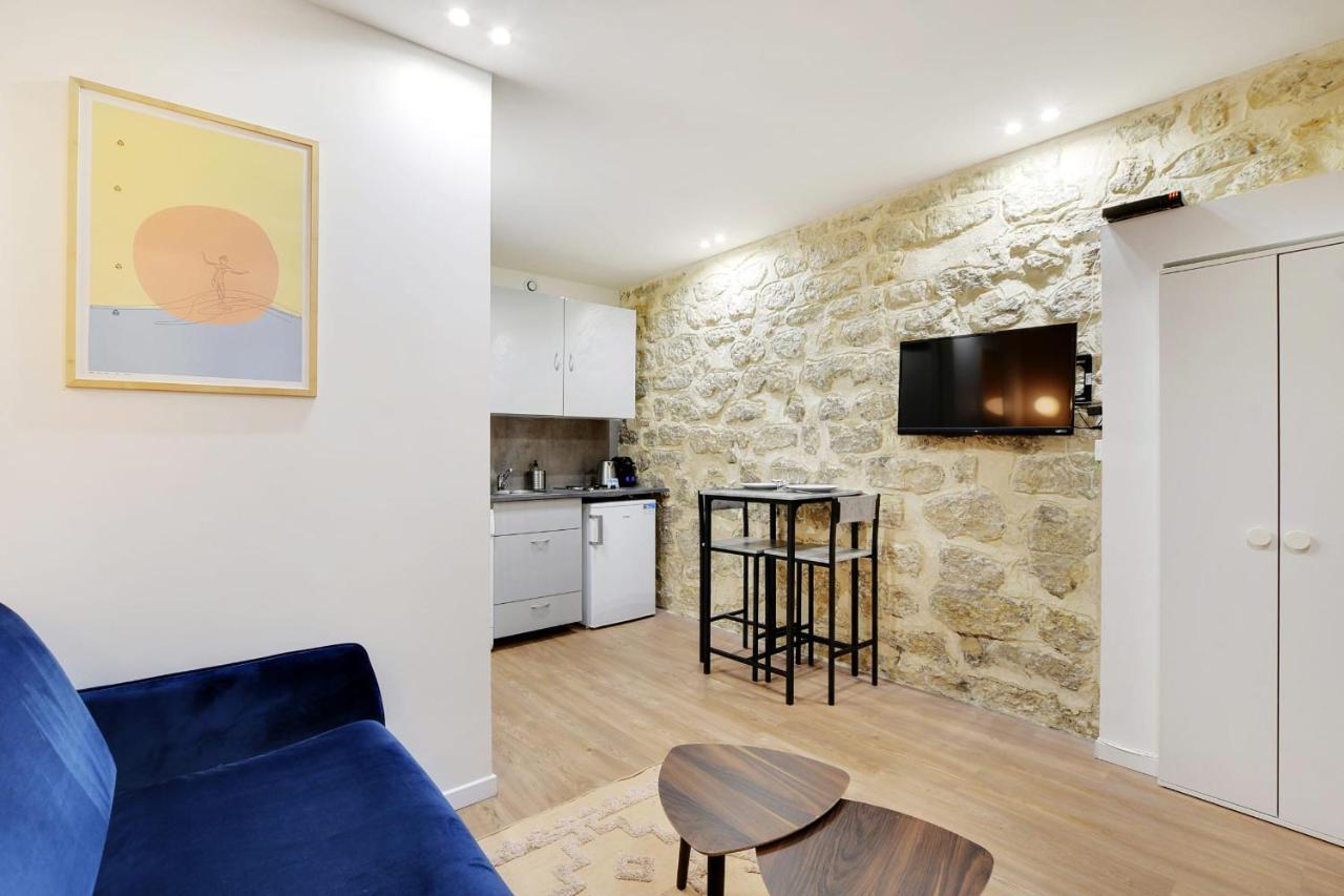 Freshly Renovated In The Heart Of Apartment *