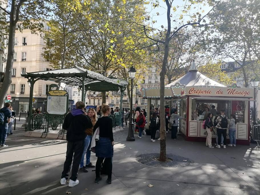 Appartement Avec Vue Exceptionnelle A Montmartre.