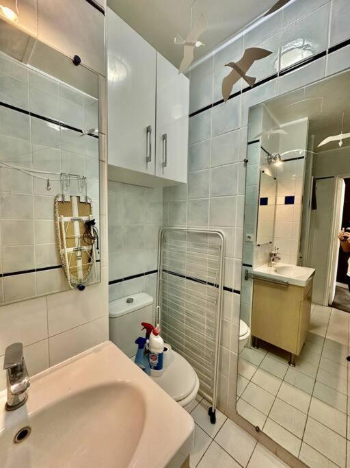 Apartment 10 Canal, Studio Au Calme, Piscine Solarium Paris