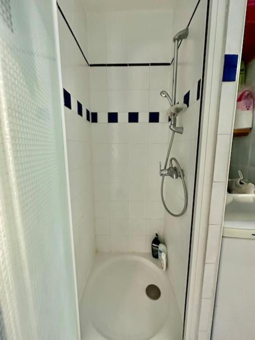 Apartment 10 Canal, Studio Au Calme, Piscine Solarium Paris
