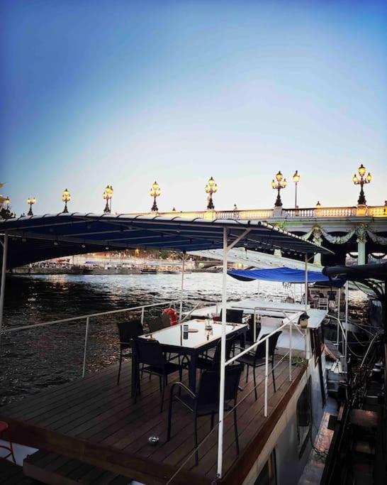 Peniche De Charme Au Pont Alexandre Iii Botel *