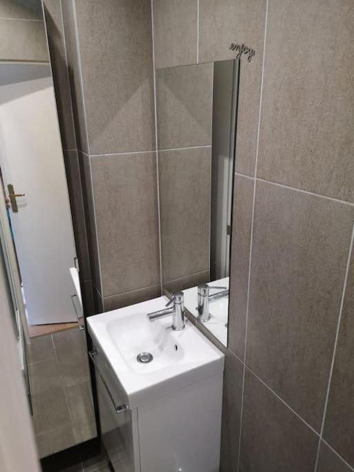 Studio Avec Terrasse Agreable, Metro Paris20 Apartment *