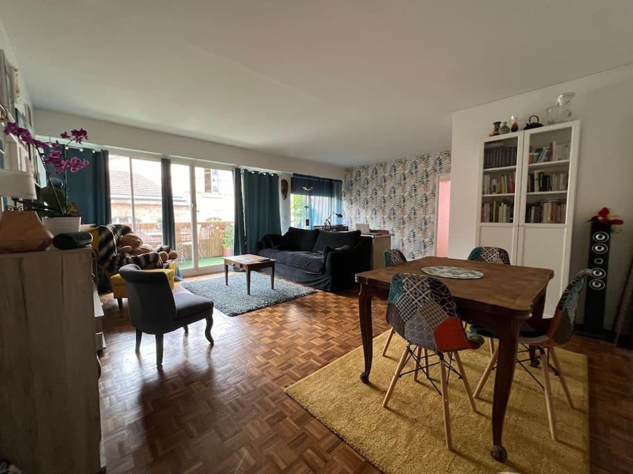 Grand Avec Balcon Et Parking Gratuit Sur Place Appartement *