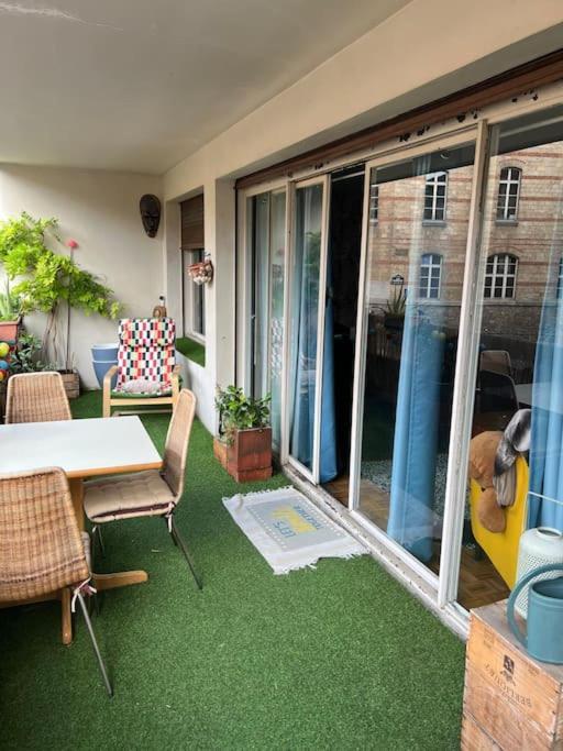 Grand Avec Balcon Et Parking Gratuit Sur Place Appartement Paris