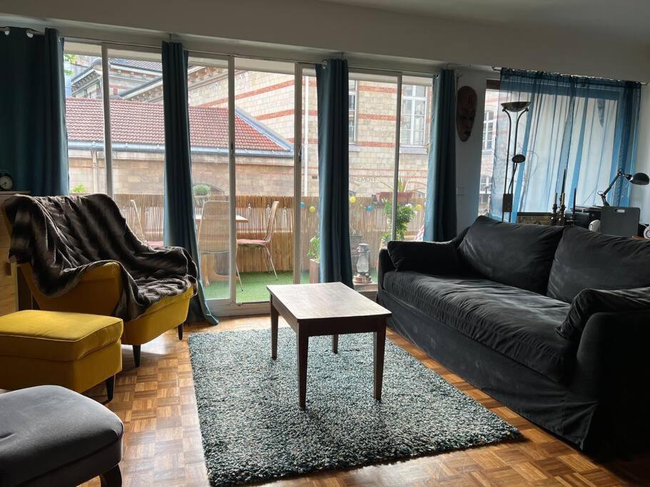 Grand Avec Balcon Et Parking Gratuit Sur Place Appartement *