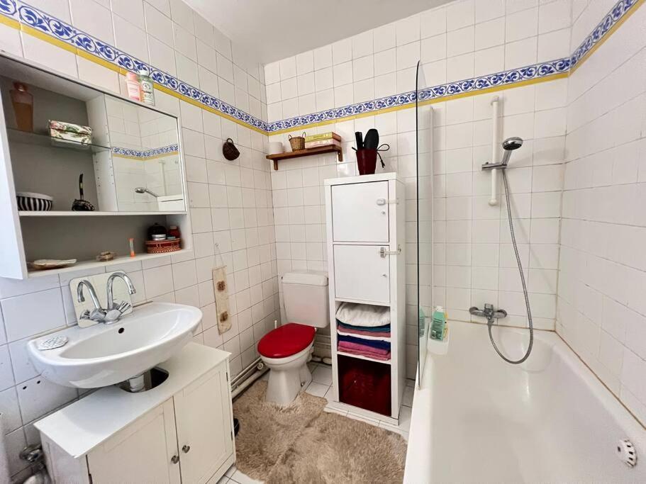 Grand Avec Balcon Et Parking Gratuit Sur Place Appartement Paris