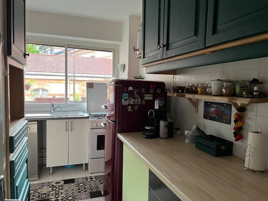 Grand Avec Balcon Et Parking Gratuit Sur Place Appartement