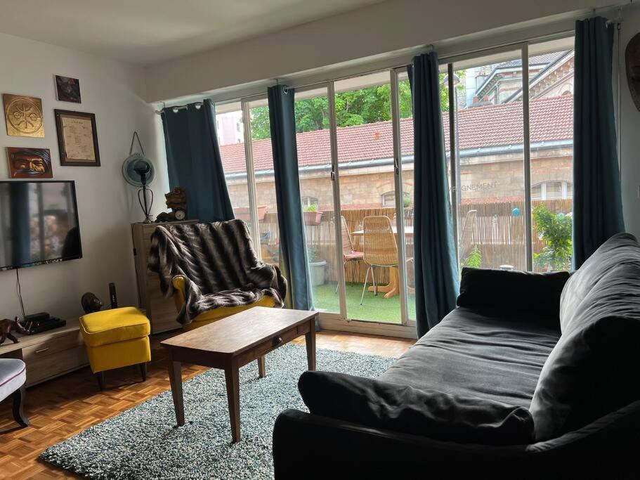 Appartement Grand Avec Balcon Et Parking Gratuit Sur Place Paris